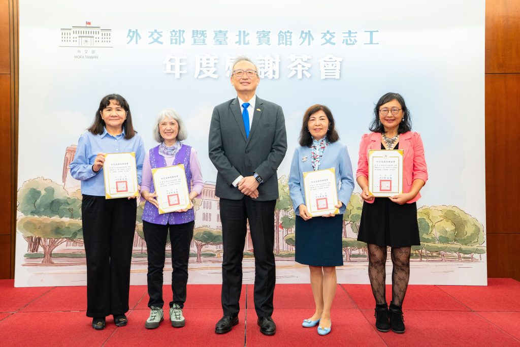外交部感謝茶會暖心登場:政務次長吳志中親頒志願服務證書,肯定志工無私奉獻