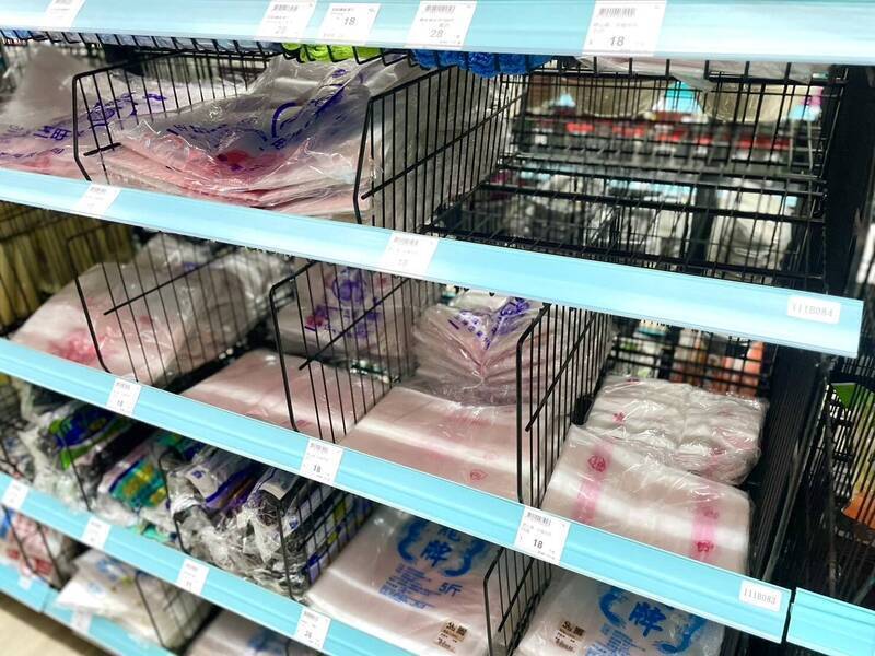 塑膠袋危機背後:行政院揭示石化供應鏈韌性,穩定物價與供應策略全解析
