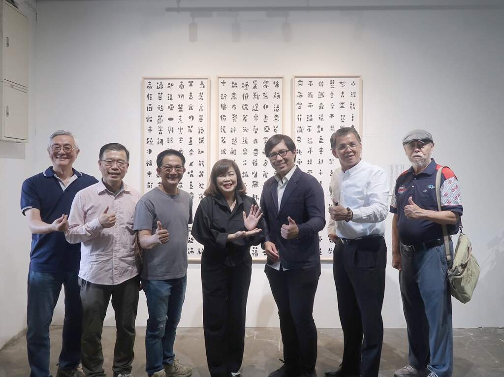 力政文近120種文字符號解構生命:光之藝廊與富興工廠共譜藝術新篇