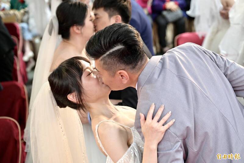 桃園景福宮首辦聯合婚禮:33對新人情定月老,締結281年大廟姻緣傳承