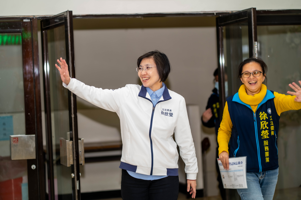 國民黨新竹縣長初選激戰落幕:徐欣瑩險勝出線,淚謝支持誓言迎戰「魔王關」