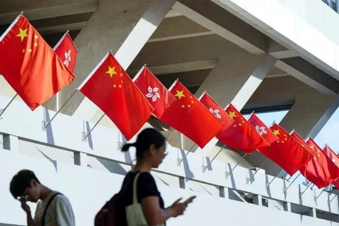香港國安法細則引爆美旅行警告：中美外交角力再升溫，隱私權保障成焦點