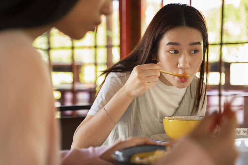 外食湯品鈉含量驚人!營養師揭「補身陷阱」:一碗恐佔半日攝取量