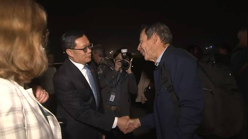 美跨黨派參議員團深夜抵台,聚焦台灣防衛與國防預算案卡關困境