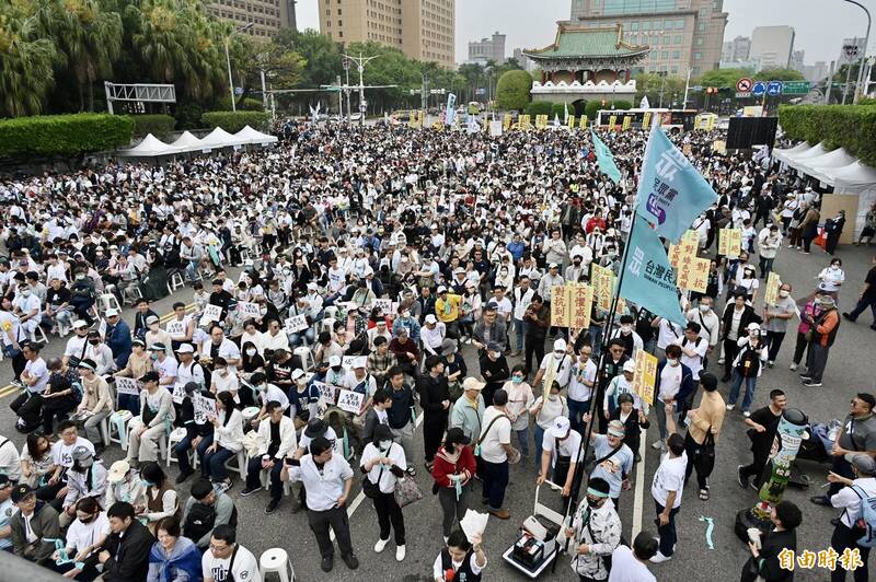 民眾黨「小草」凱道挺柯,民進黨反問:癱瘓預算真為苦民所苦?