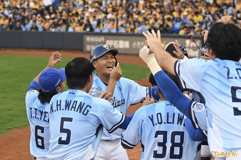 富邦悍將開季首戰狂敲17安！8:2大勝中信兄弟，范國宸、威戈神數據亮眼