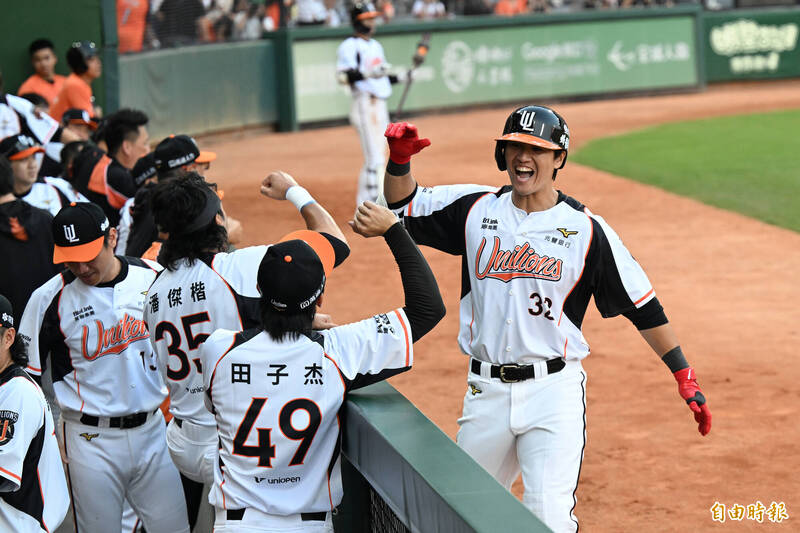 亞太球場首戰沸騰！統一獅奪勝創紀錄，蘇智傑開轟總統見證