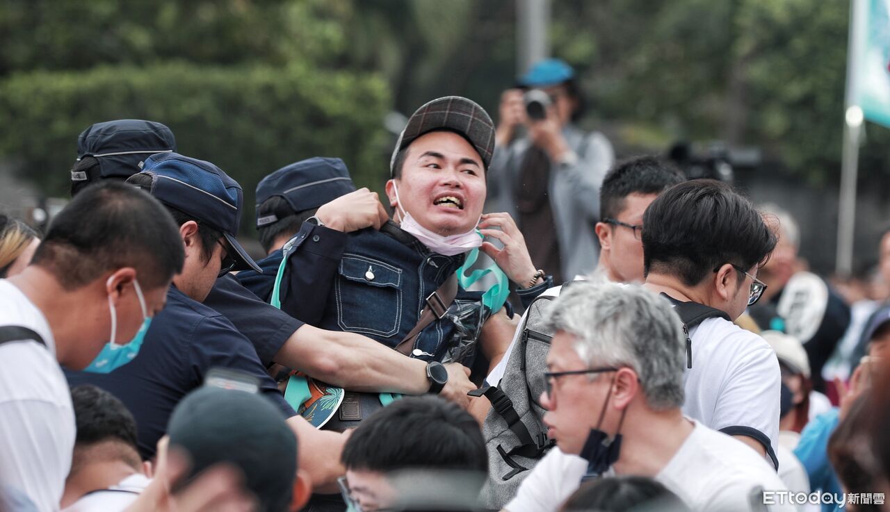 凱道逾三萬人集結聲援柯文哲!藍白攜手喊話司法正義,鬧場風波引關注