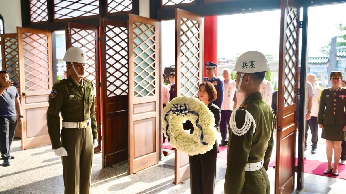 屏東春祭緬懷英烈:周春米縣長獻白玫瑰,傳承全民國防與社會韌性