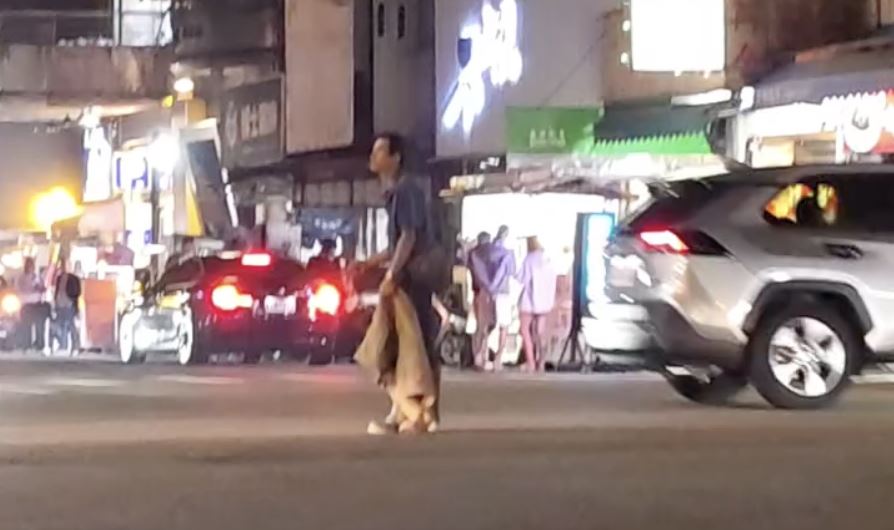 台中深夜驚魂：醉漢闖十字路口「揮舞」險象環生，警依《道交條例》開罰500元