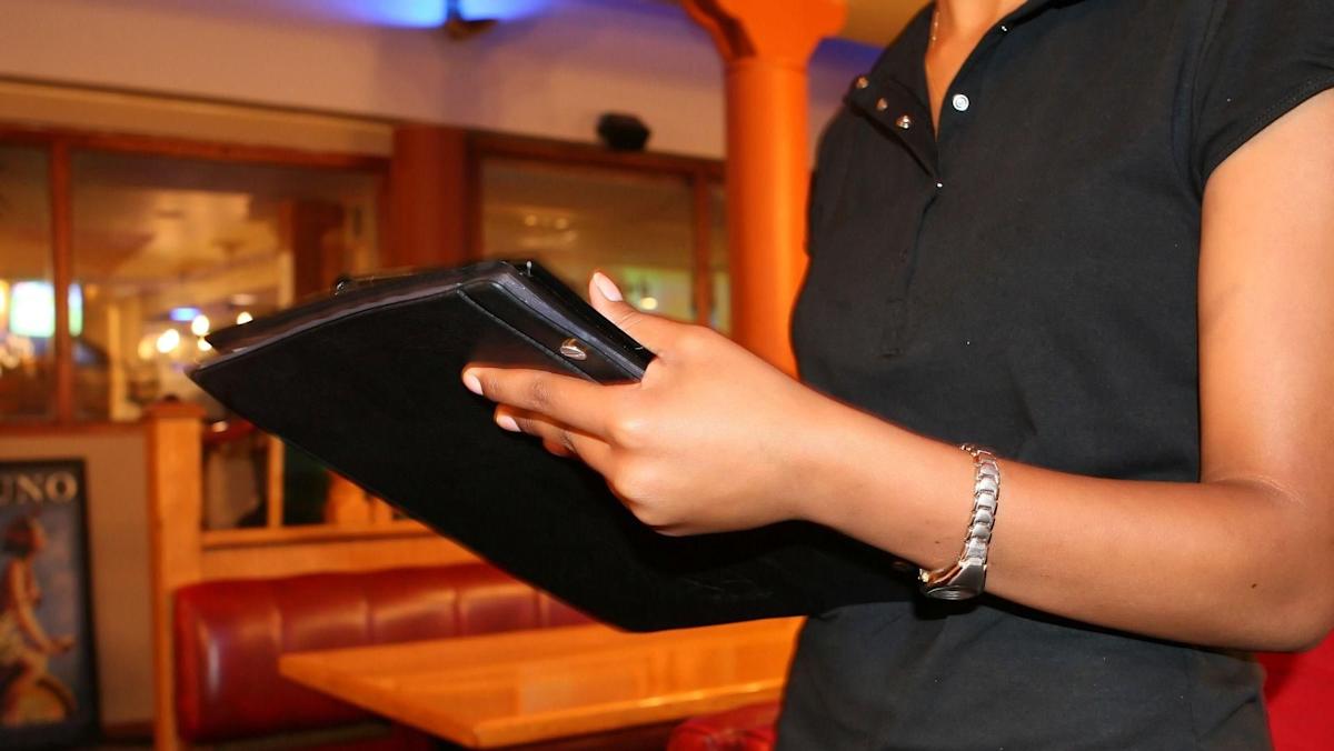 餐飲業秘辛:為何帳單總要反蓋?揭開服務禮儀、顧客隱私與出餐效率的關鍵真相