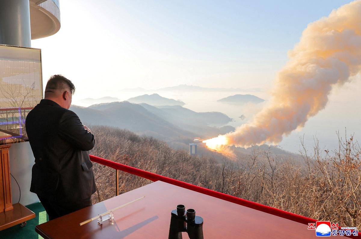 金正恩視導「可打擊美國本土」固態火箭引擎測試:北韓戰略軍火庫大升級?