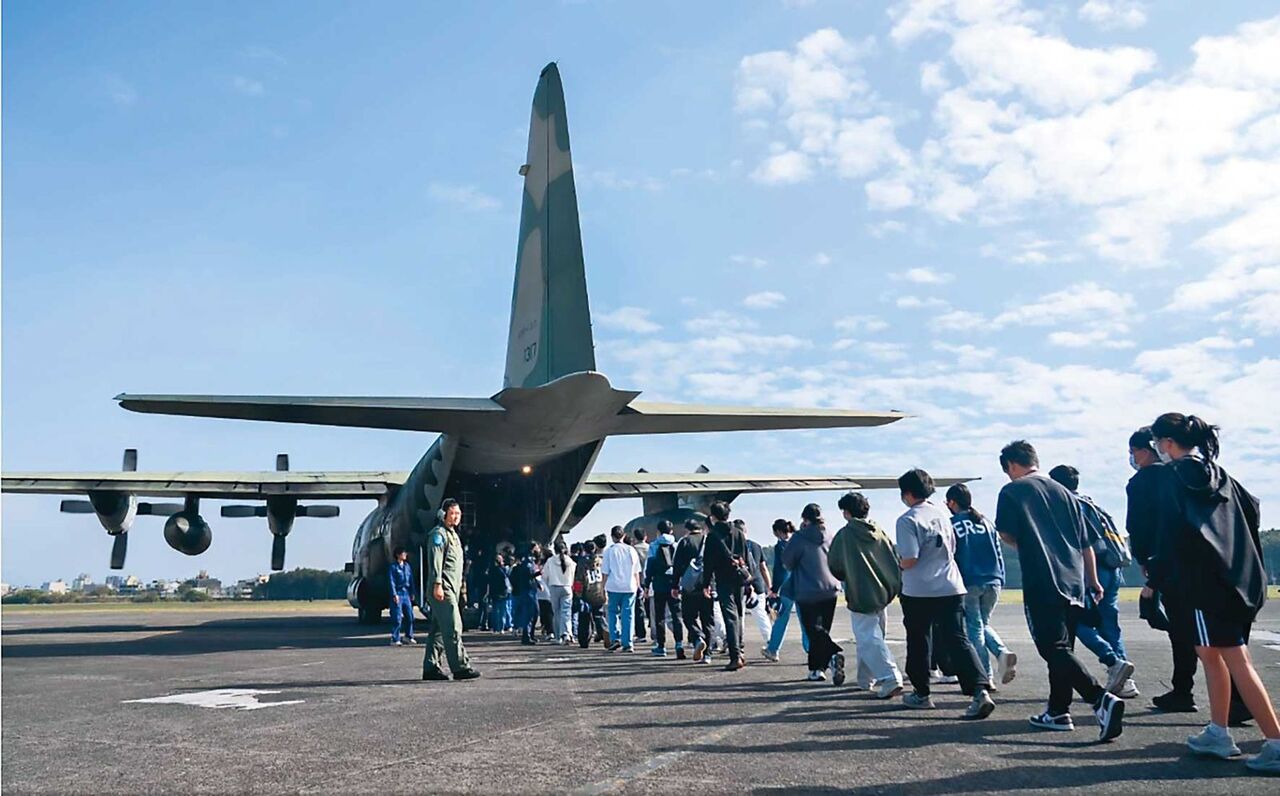 空軍AI系統驚爆「比人眼更不可靠」:4400萬設備頻閃退,屏東基地飛安拉警報!