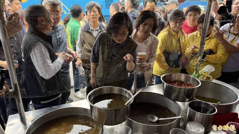蔡英文卸任後再訪台中清水 健行紫雲巖、品嚐阿婆粉圓 獨鍾綠豆、粉粿、粉圓三配料
