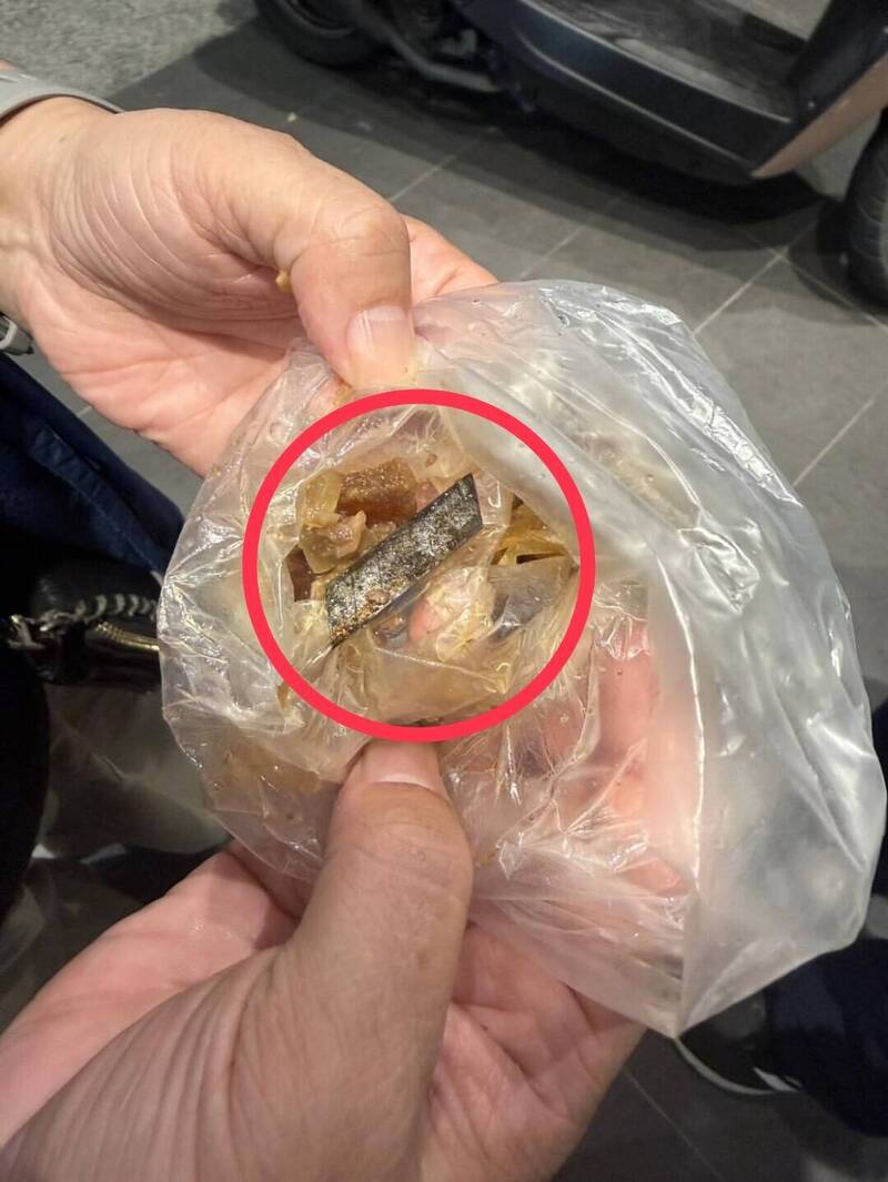羅東鴨喜露牛筋驚見鏽蝕刀片!食安風暴引衛生局重罰,11公斤產品急下架