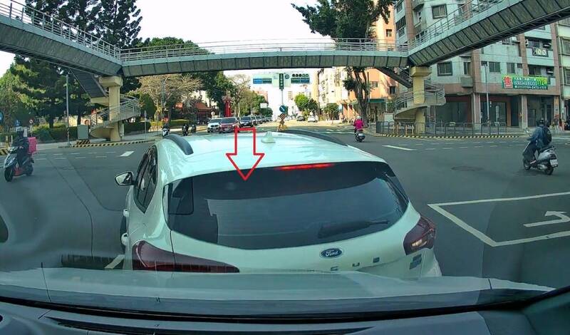 禮讓救護車竟釀禍?老翁倒車撞400萬Lexus LM肇逃,辯稱「沒感覺」遭警究辦