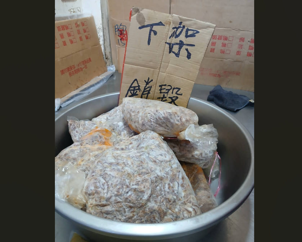 宜蘭羅東知名滷味驚傳食安危機:顧客驚見刀片,衛生局勒令限期改善