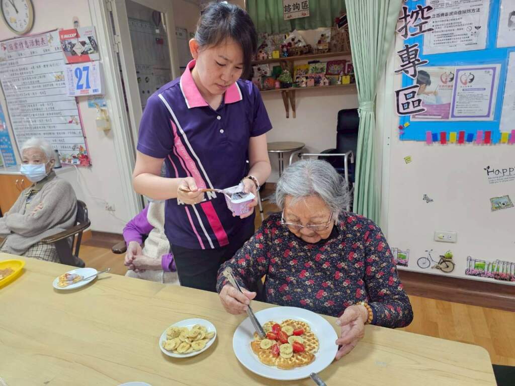 彰榮日照中心數據揭密：鮮果鬆餅如何活化長輩五感，提升生活職能？