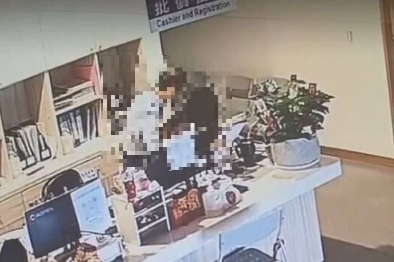 苗栗副院長除夕涉猥褻女員工，監視器鐵證曝光引眾怒，警方已移送偵辦