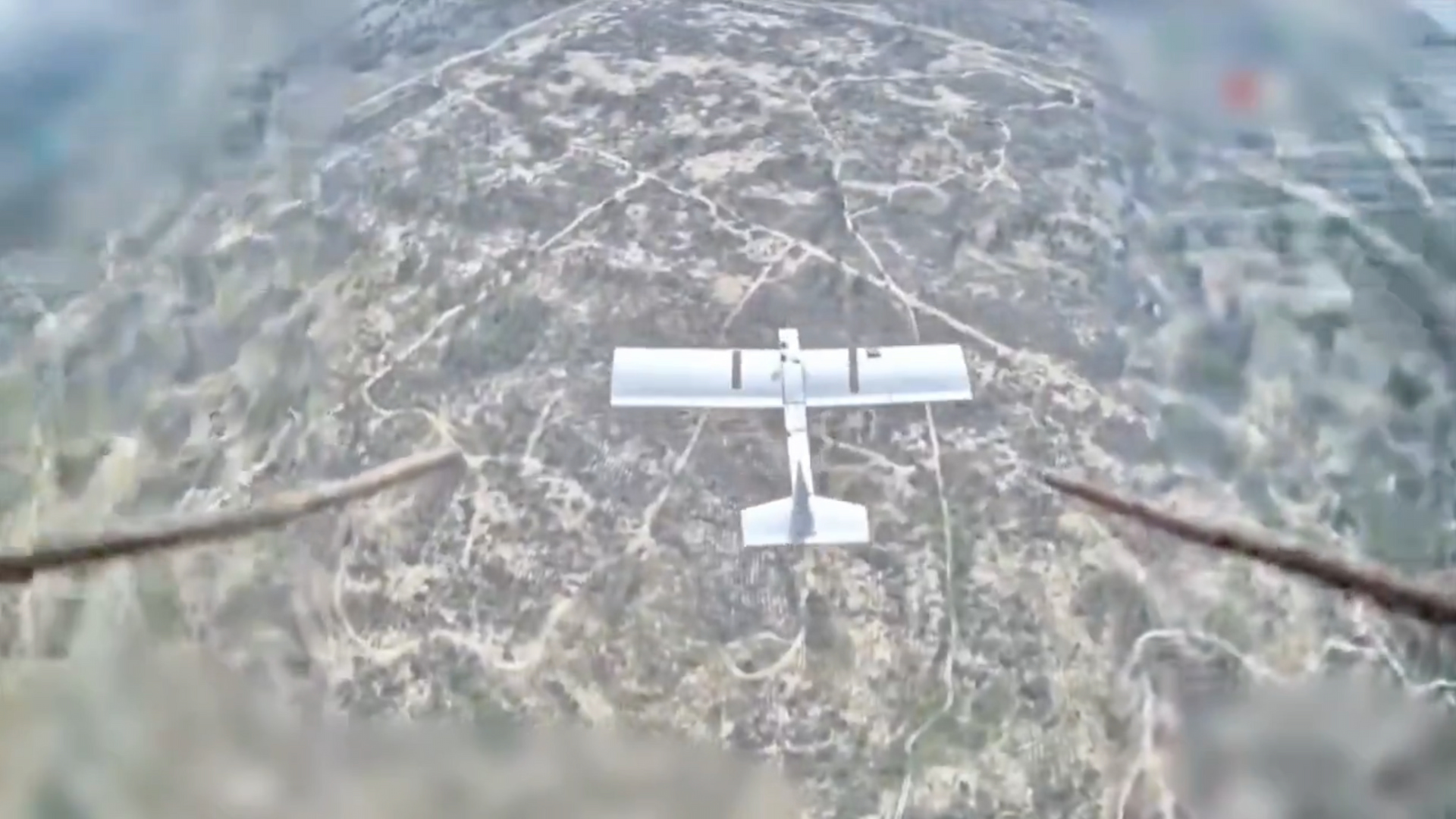 俄軍無人機「背刺」戰術再進化!金屬尖刺直插烏軍機身引爆,揭密空戰纏鬥新局