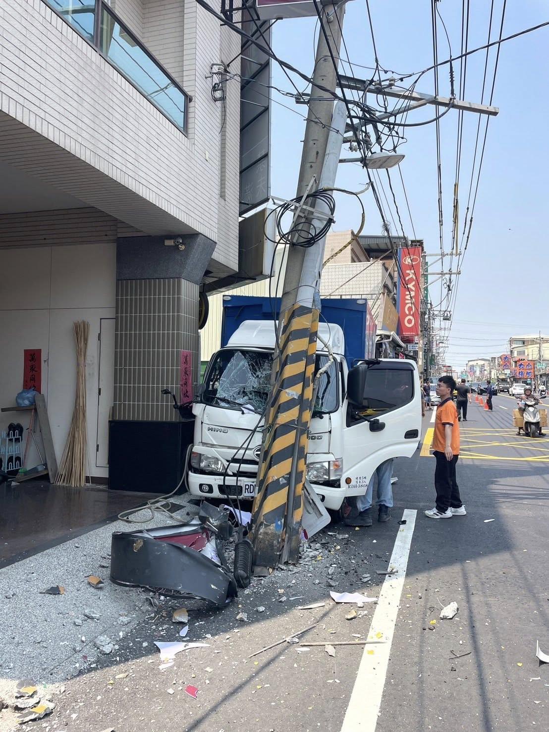 高雄大寮鳳林三路電桿遭撞800戶停電!台電緊急搶修,復電時間點曝光