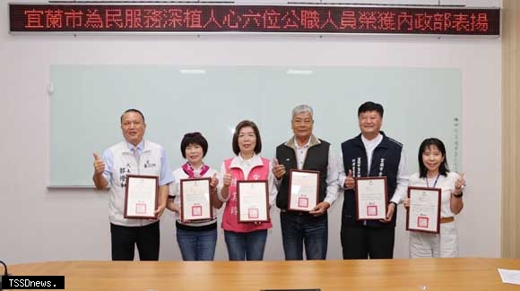 宜蘭市六位公職獲內政部肯定:陳美玲市長領銜,為民服務逾三十載榮膺專業獎章