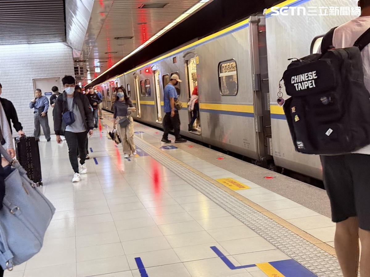 台鐵七堵調車場發生列車相撞出軌 1名員工受傷
