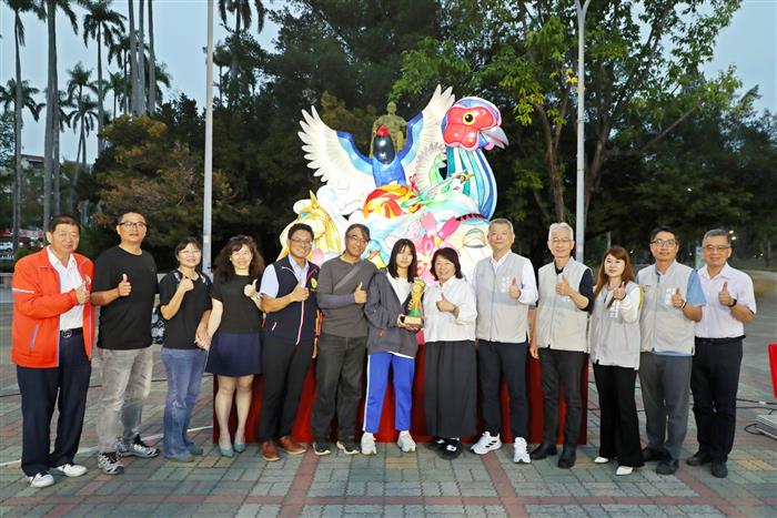 華南高商學生許彩韵再度榮膺台灣燈會高中職組燈王