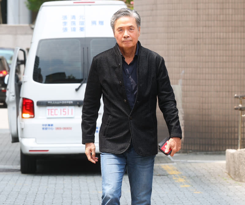 金溥聰赴刑事局提告 AI 抹黑影片，強調「蕭、王其中一人帶走大小章」