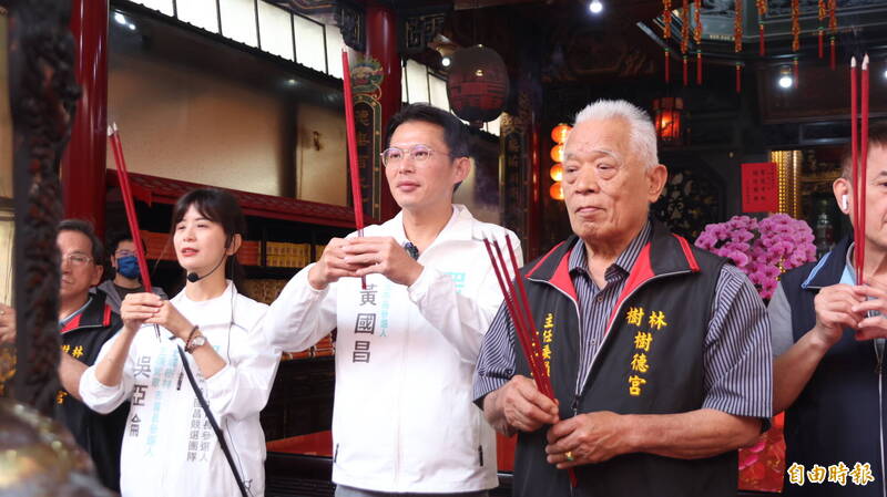 黃國昌攜小雞吳亞倫樹林拜票，強調每區皆爭取支持