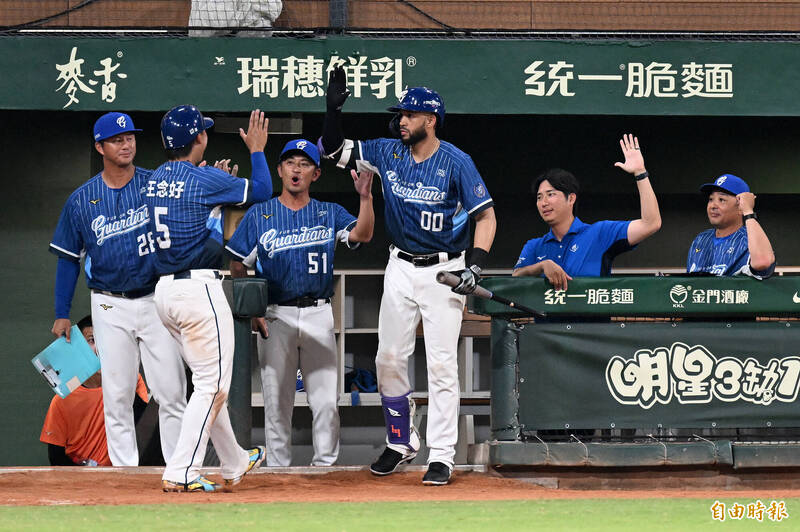 富邦悍將創隊史新猷！開季8連勝獨居龍頭 范國宸連兩戰開轟