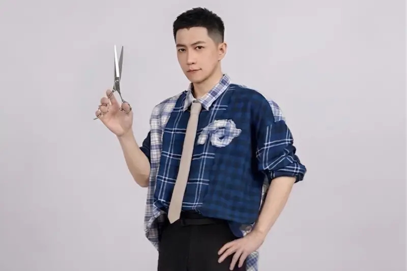 五月天阿信愚人節驚現寸頭造型 粉絲驚呼：鬢角是你的命！