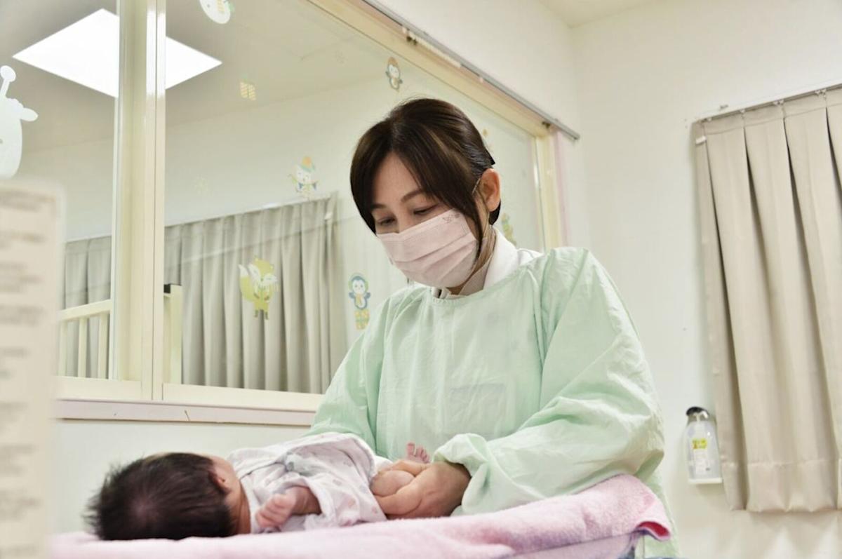 嬰兒換尿布發出「咔嗒」聲？醫警告：恐是長短腳早期徵兆