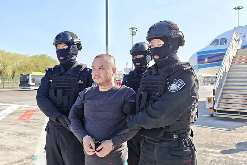 跨境洗錢1290億！太子集團核心李雄遭撤柬國籍 黑頭套押解返中受審