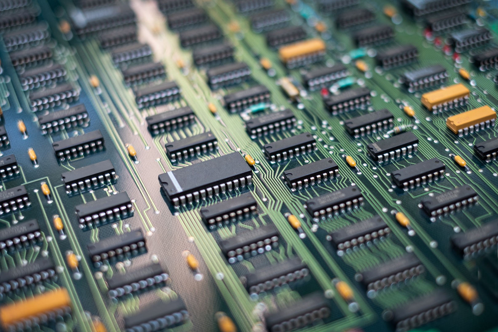 外資看好PCB雙雄！欣興目標價飆734元 臻鼎光模組訂單滿手