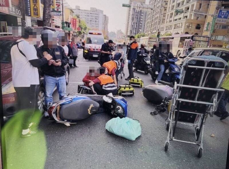 北市羅斯福路機車連環撞 3傷送醫肇因待查