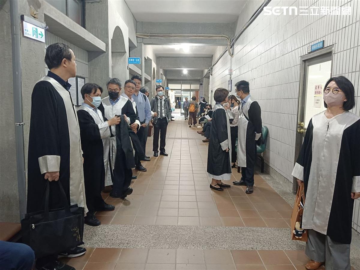 台中法庭暴走女涉5罪遭續押 當眾掌摑律師、拖鞋砸人還嗆殺人
