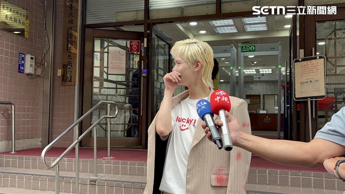 鍾明軒哽咽控訴遭抹紅 提告八炯閩南狼求償500萬開庭