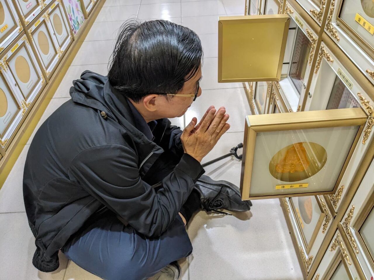 前總統陳水扁清明跪坐祭拜父母 感人畫面引發21萬網友共鳴