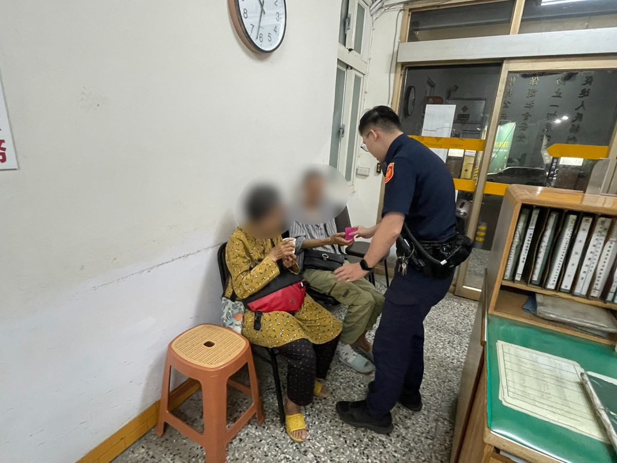 彰化警深夜2小時火速尋獲走失身障男 暖心照料獲家屬感激