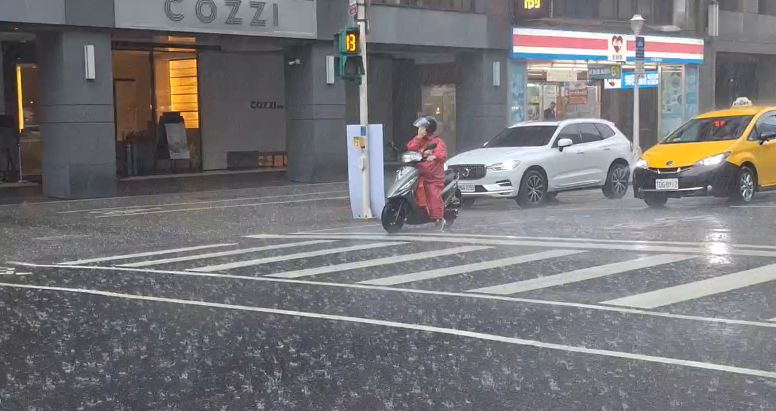雙北清晨雷雨炸裂！鋒面4日報到全台轉濕涼 清明連假防劇烈天氣