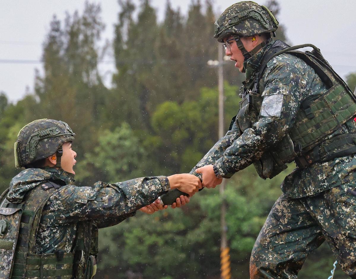 滂沱大雨中命中目標！584旅聯兵3營如何在惡劣天候完成81迫砲射擊？
